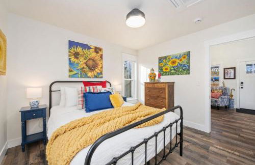 City Park Bungalow Pet Friendly with Dog Run - Photo 1