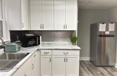 King Bed, Stocked Kitchen, Easy Driveway Parking, 2mi to Downtown & Coliseum - Foto 37