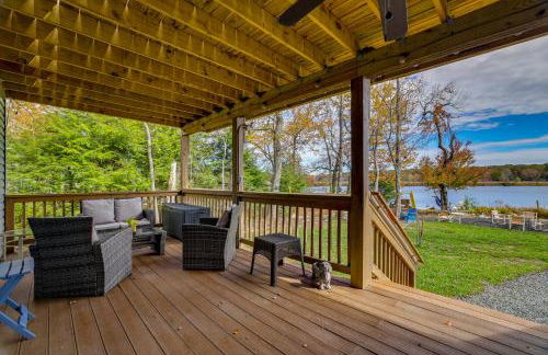 Lakefront Pocono Retreat with Hot Tub and Movie Hub - Foto 31
