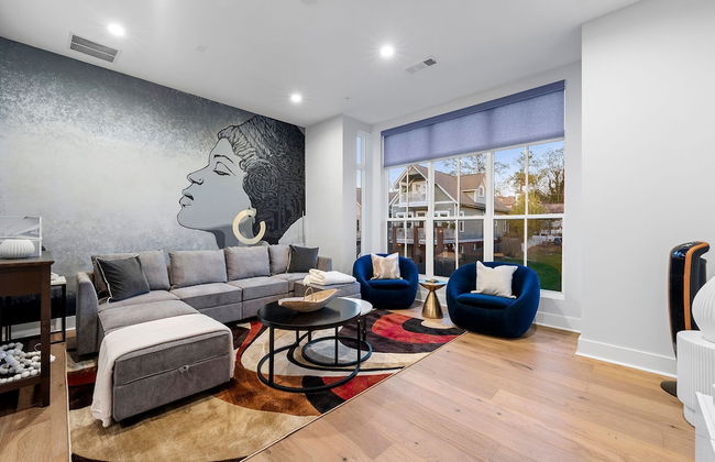 Stylish Midtown Home w Rooftop Views by Silverx - Foto 15