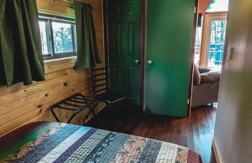 Edgewater Escape, Hocking Hills, Hot Tub, Pond - Photo 4