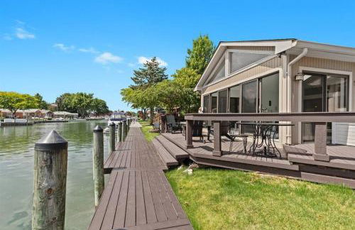 NEW! 4BR I Indoor Pool on the Bay in Boat Town USA - Foto 23