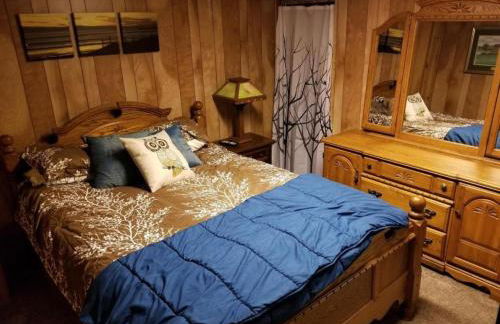 Secluded Lake Cottage Rental with a Dock and a Game Room in Hale, Michigan - Foto 34