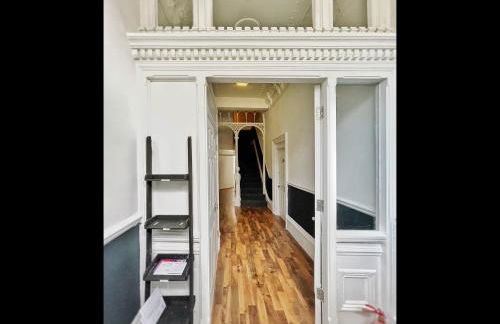 AdeamStays provides Beautiful centrally located 1 and 2 bed apartments on Liverpools Boulevard - Foto 2