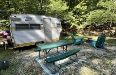 Quaint Airstream with Picnic Space Great for Two in Indiana - Foto 8