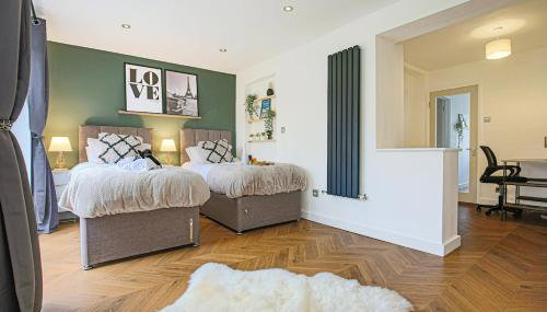 Grace House - Prime Location - Driveway Parking, Pool Table, Fast Wifi, Self Check-In and Smart TV with Sky TV and Netflix by Yoko Property - Foto 2
