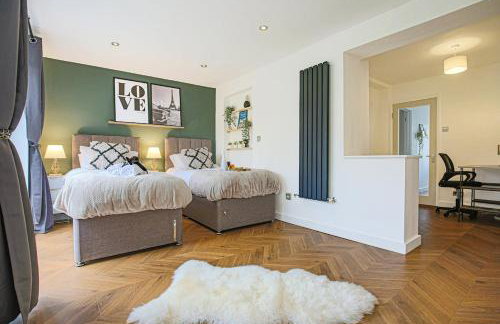 Grace House - Prime Location - Driveway Parking, Pool Table, Fast Wifi, Self Check-In and Smart TV with Sky TV and Netflix by Yoko Property - Photo 2