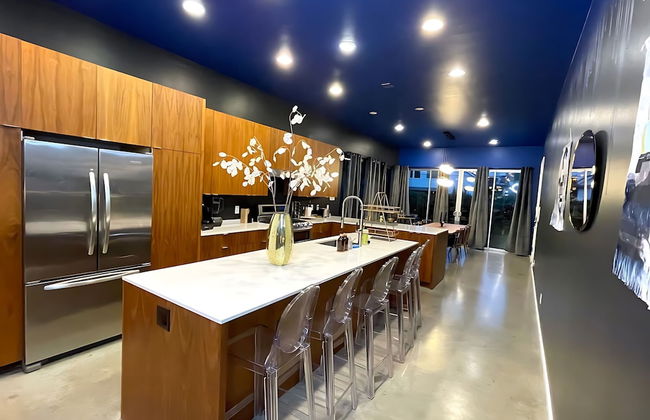 Massive Compound 20 Beds Rainey St 6 min Walk - Photo 20