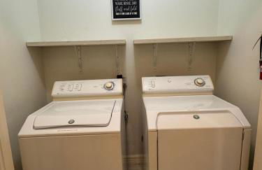 Luxe 3BR & 2BA Condo Near Airport & Shopping Mall - Foto 16