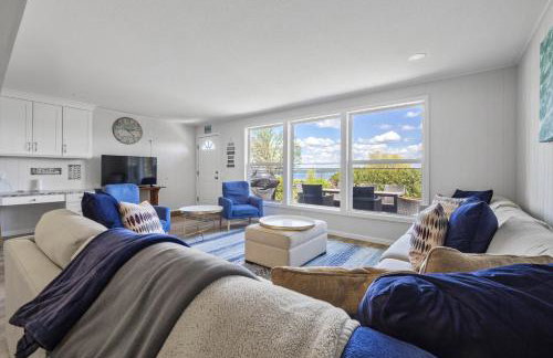 Beautiful Torch Lake House with Beach Access home - Foto 2