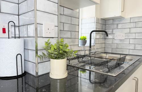 'The Elegant Comfort' - A Stunning Luxury 2-Bed Flat with Private Garden & Patio - Free Parking - Photo 26