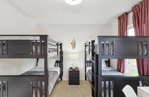 5BR w Backyard Paradise Pool Cinema Games - Foto 36