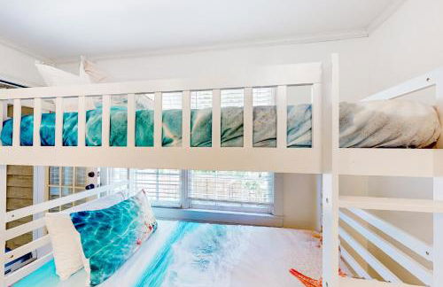 Classic coastal home with game room & private hot tub - walk to beaches - Foto 23