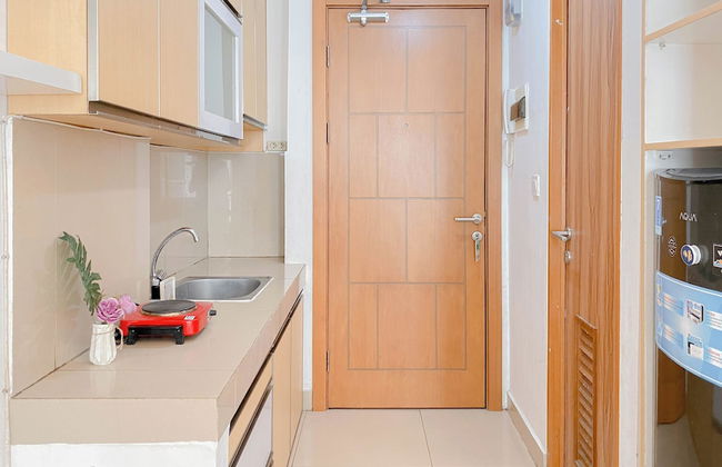 Homey and Simply Studio Apartment at The Nest Puri - Foto 11