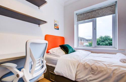 The Iver - 3BR - Spacious House - Free Parking - Photo 35