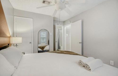 Relaxing King Suite Getaway - Sleeps 4 - Pool, Pkg - Foto 25