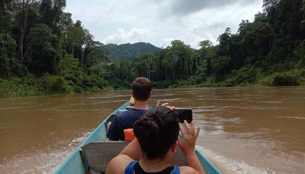 Naviguez en bateau sur la rivière Tembeling