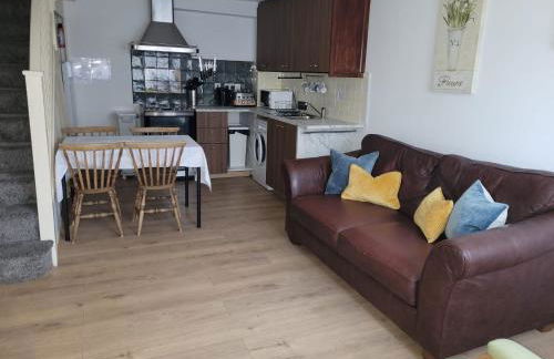 Near Heathrow T5 Slough Windsor sleeps 3-4 - Photo 1