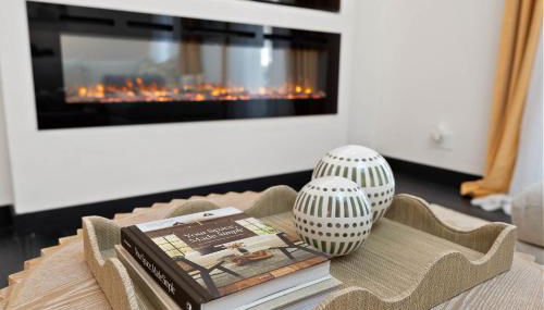 City Lights and Rooftop Nights by Rather Be Properties - Foto 3