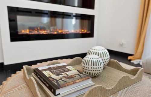 City Lights and Rooftop Nights by Rather Be Properties - Foto 3