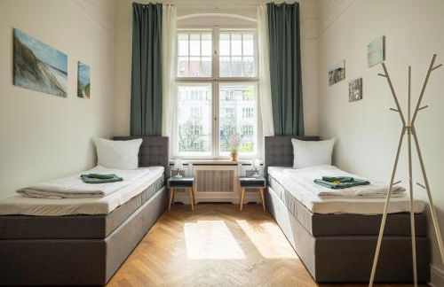 KAISER 02 by ROCKCHAIR Apartments l SUPERHOST Status l 3 Bedrooms Boxspringbeds 2 Bathrooms l Cozy Family & Business Flair 155 sqm 3 Balcony 2nd Floor Elevator up to 10 guests welcomes you! - Foto 69