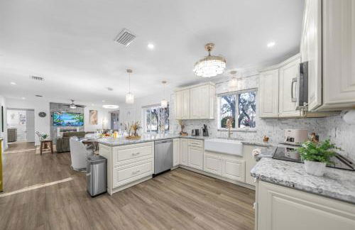 Stunning Gem Home w Heated Salt Pool & Game Room - Foto 21