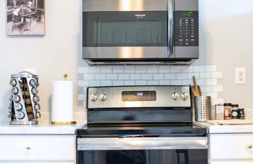 Renovated 3 bedroom close to downtown! - Photo 38