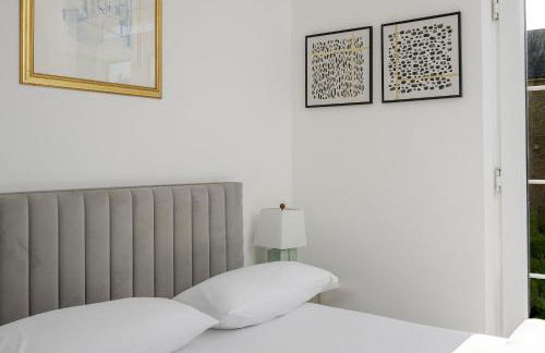 Luxurious 3 Bed House with Free Parking, Sky TV, Movies & Netflix - Foto 24