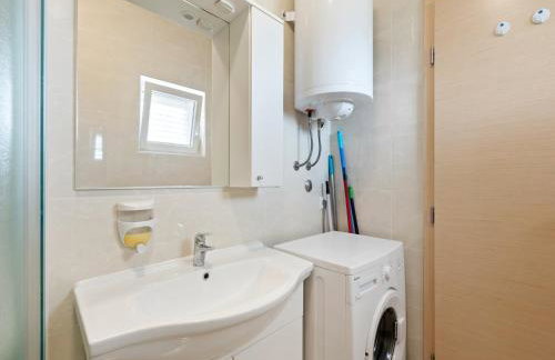 Simplistic Apartment in Neviđane near Sea Beach - Foto 28