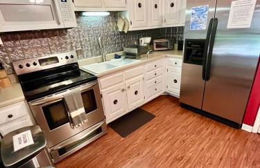 Family Friendly Downtown Home - Private Yard & Grill - Location, Location, Location! - Foto 3