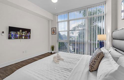 Bright and Airy 2 Bed on Biscayne Blvd with Free Park - Foto 19