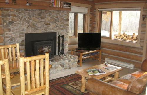Tranquil Mountain Glamping Retreat: Stunning Log Cabin with a Hot Tub in Darby, MT - Foto 14