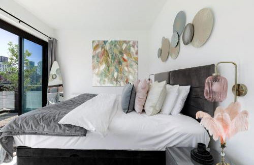 Divine Views from a Breathtaking LuxXe City Penthouse for a Gracious Life Style - Photo 19