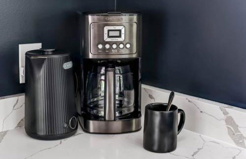 Luxury Mountain Retreat - 4 King Suites & Hot Tub - Photo 36