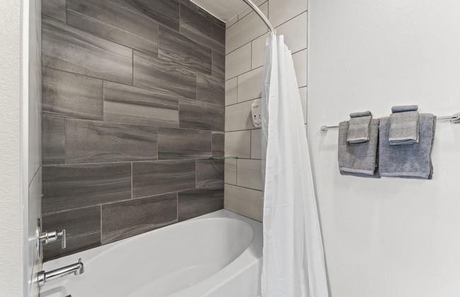 Upscale 1BR King Suite Close to Downtown w Fast Wifi - Foto 6