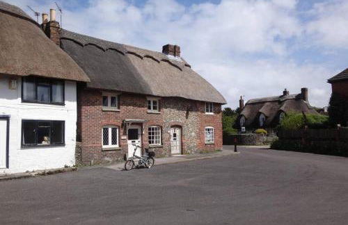 Self contained annex with bedroom bathroom sitting room and kitchenette - Photo 19