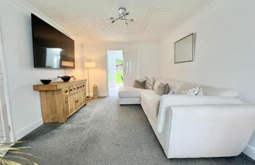 Contemporary 4-Bed home for Contractors & Families - Foto 11