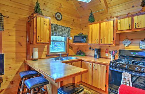 Rustic Dundee Log Cabin with Hot Tub and Forest Views! - Foto 22