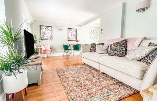 Beautiful 2 Bedroom Cottage with Private Courtyard in Arundel Centre - Foto 4