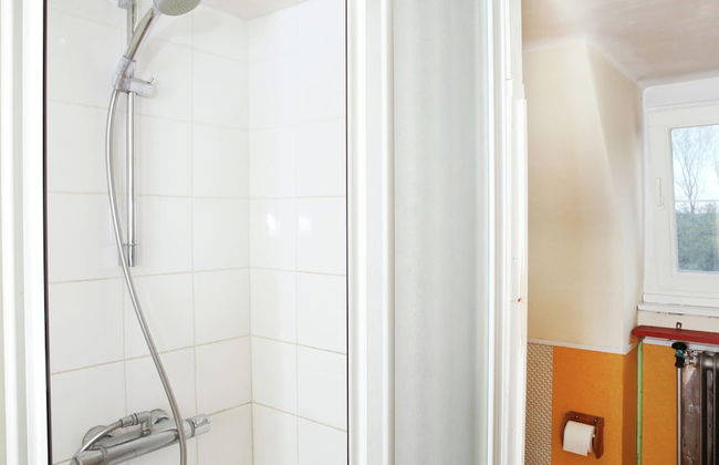 Spacious 11-bed Family Retreat - Photo 30