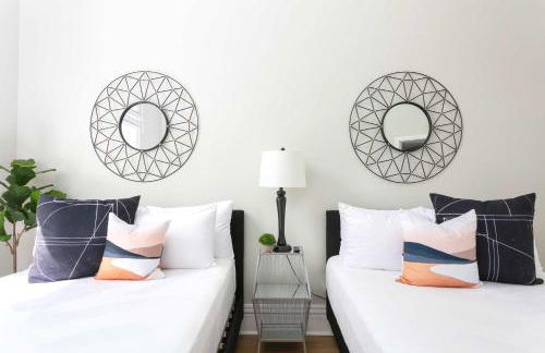 Bright 2BR Loft Sleeps 7 with Full Kitchen and Fast WiFi - Foto 10