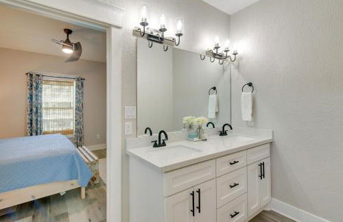 Relax Poolside, Walk to Sand! Galveston Family Gem - Foto 15