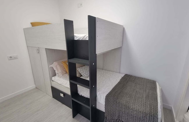 Seaside Apartment Sleeps 6 With Balcony - Photo 6