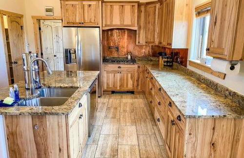 New! Beautiful, Spacious Modern Home on a Large Acreage - Peaks & Prairies Retreat - Foto 30