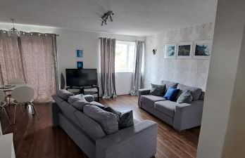 The Ugly Duckling - Photo 9