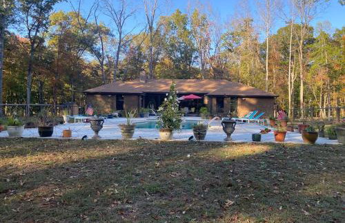 Quiet Forest Vacation home on a Private Road with Spacious Patios, Fire pit, Pet friendly and a Private pool - Foto 37