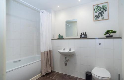 2-Bed Duplex Apartment | Sleeps 6 | Ideal for Contractors, NHS & Tourism Guests - Foto 12