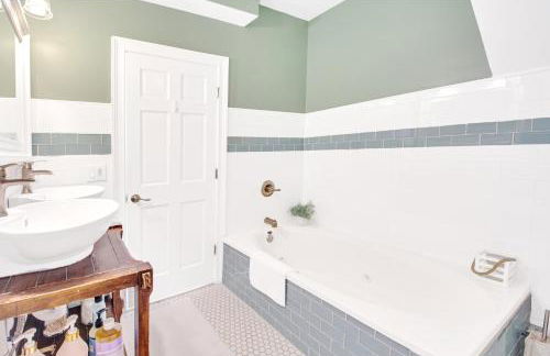 Spacious Oasis - Parking, Private Patio & Roofdeck - Foto 18