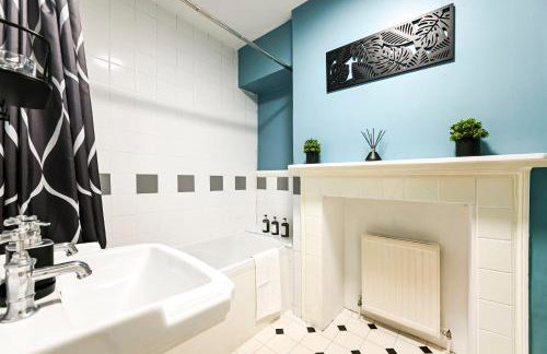 Central Canterbury Gem New Refreshed Decor Sunny Deck Outdoor Furniture FREE Parking 2BR 2BA TOP Location - Foto 46