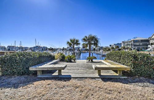 Spacious Southport Condo with Balcony! - Foto 34